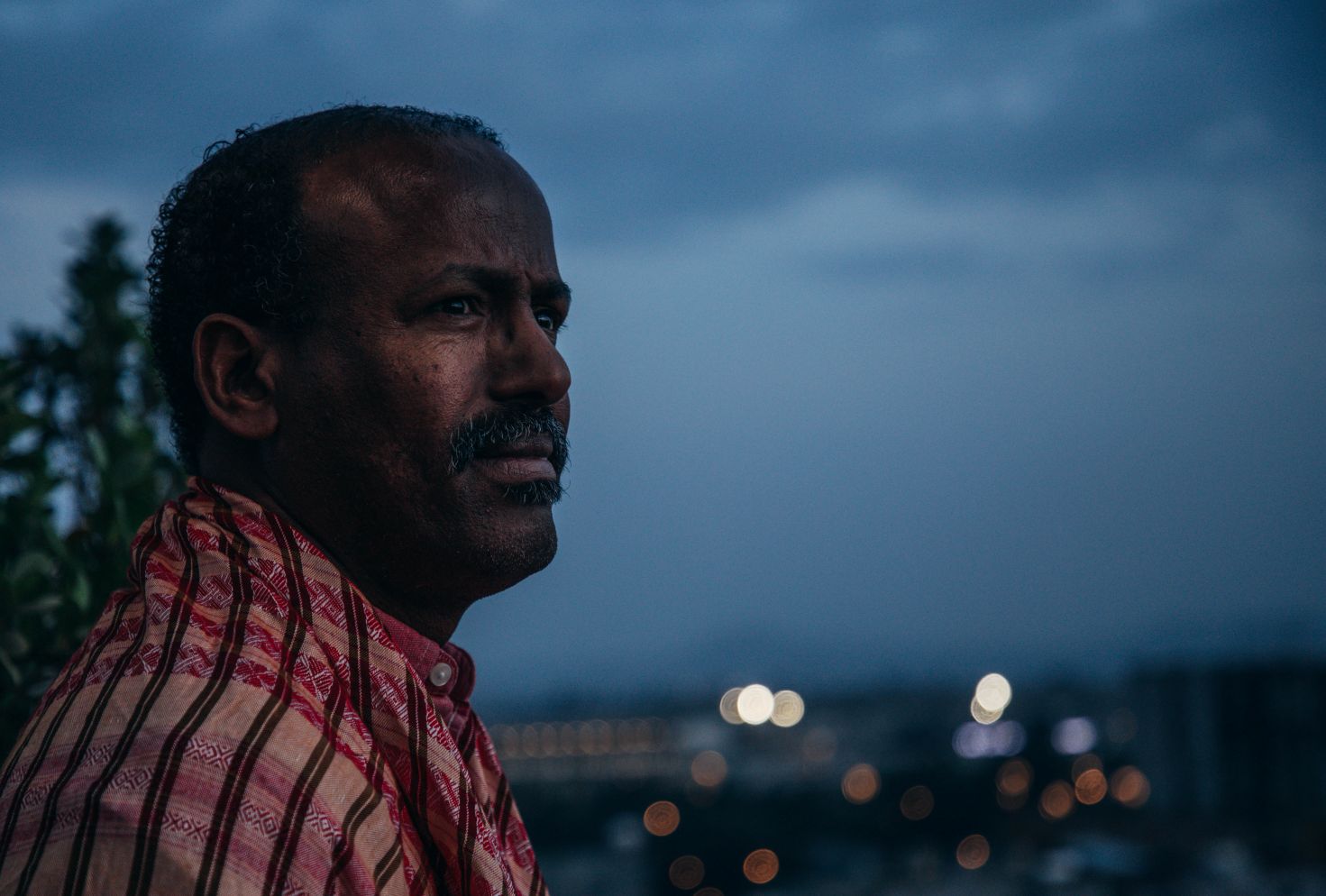 Muž hľadiaci do diaľky.