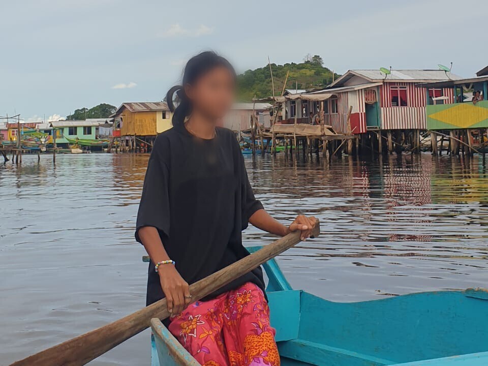 Sheilini susedia sa jej vysmievajú a vylučujú ju