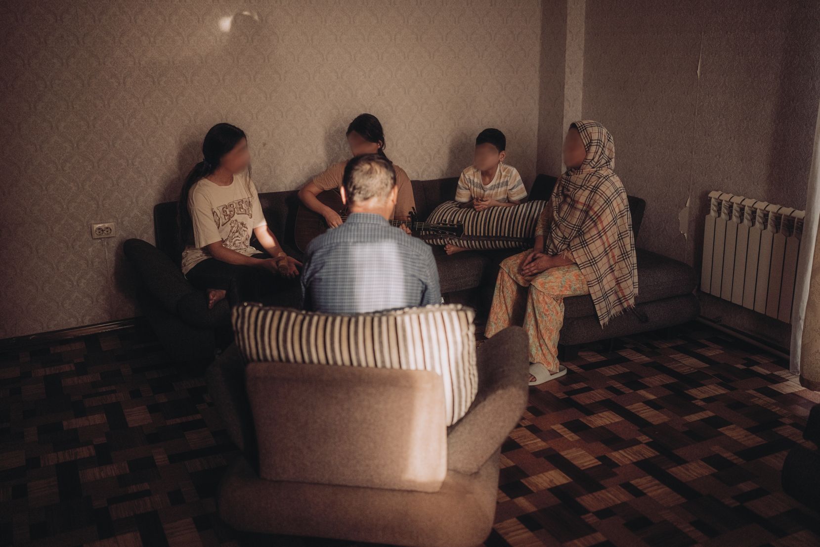 Afganská rodina spolu uctieva Boha.